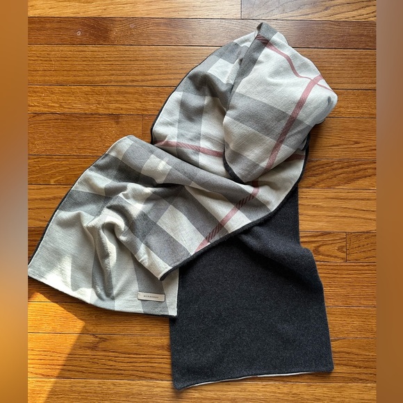 Burberry reversible Classic Check Cashmere scarf - Picture 1 of 5